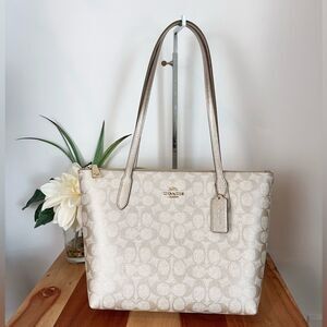 NWT Coach Fiona Zip Tote Bag In Signature‎ Canvas